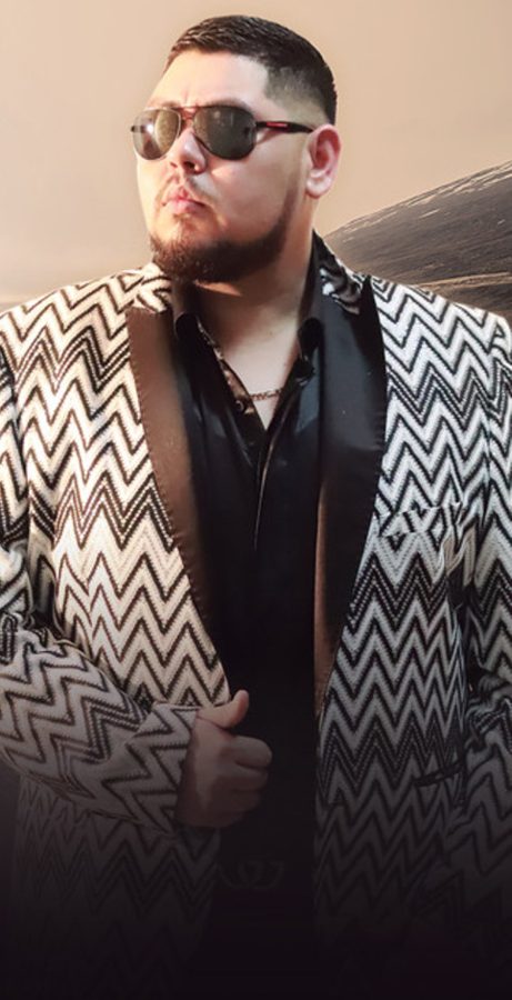 Jesús Chairez con saco de zigzag y lentes oscuros